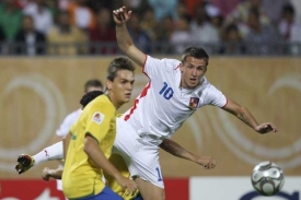 Útočník Tomáš Pekhart (v bílém) přestupuje z Tottenhamu do Jablonce.
