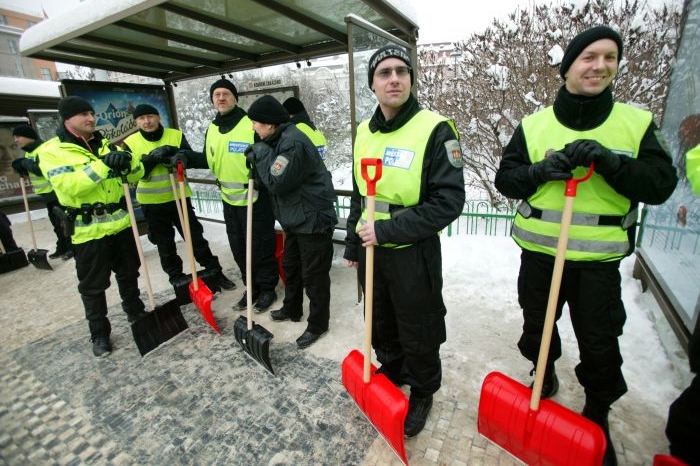 Sto dvacet lidí z magistrátu vyšlo do ulic s lopatami.