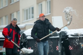 Také ředitel Pražských služeb Roman (vpravo) se chopil lopaty. 