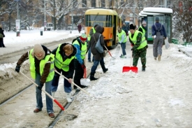 Úředníci s lopatami v akci.