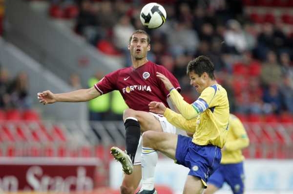 Libor Došek (v rudém) v ligovém utkání proti Teplicím.