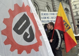 Příznivci Dělnické strany před budovou Nejvyššího správního soudu.