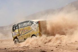 Liaz Martina Macíka bojuje v chilské poušti Atacama.