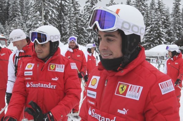 Fernando Alonso (vpravo) a Felipe Massa na akci Ferrari v Dolomitech.