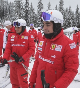 Fernando Alonso (vpravo) a Felipe Massa na akci Ferrari v Dolomitech.