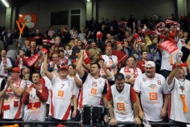 Fanoušci slaví postup.
