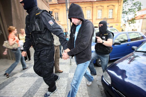 Policisté zasahují proti příznivcům krajní pravice (ilustrační foto).