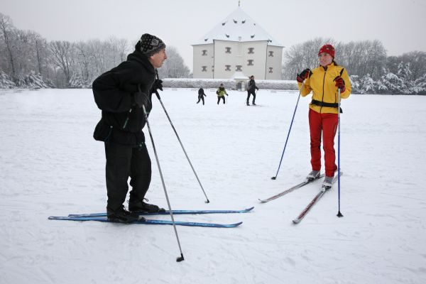 Běžkaři u pražského letohrádku Hvězda.