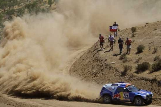 Násir Attíja stíhá na Rallye Dakar vedoucí muže soutěže Sainze.