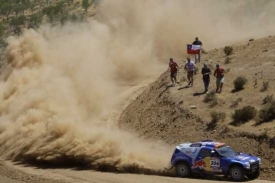 Násir Attíja stíhá na Rallye Dakar vedoucí muže soutěže Sainze. Násir Attíja stíhá na Rallye Dakar vedoucí muže soutěže Sainze.