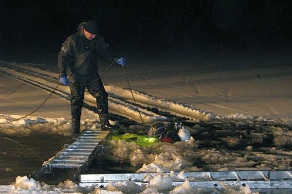 Ne vždy se zkratka přes zamrzlé Lipno vyplácí.