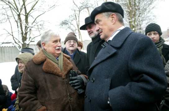Rozloučit se přišla i řada disidentů.