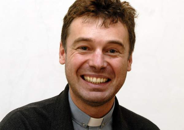 Kněz, jenž v nejchudší zemi západní polokoule staví školu a ošetřovnu.