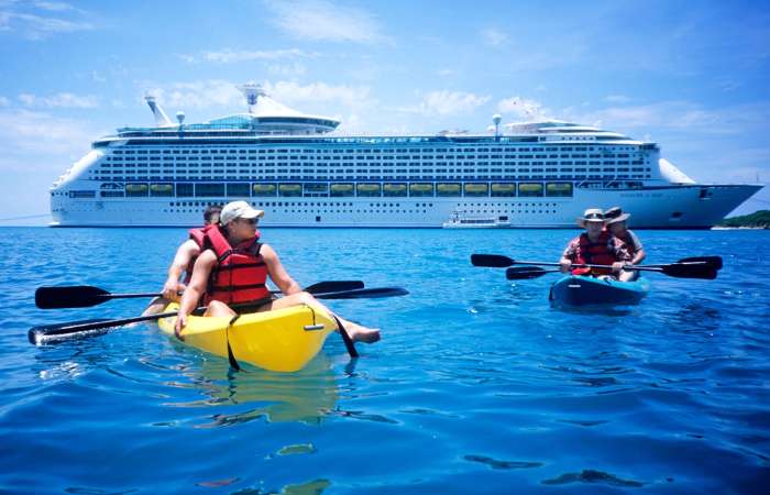 Luxusní parník Voyager of the Seas u břehů Haiti.