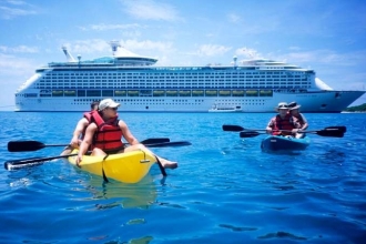 Luxusní parník Voyager of the Seas u břehů Haiti.