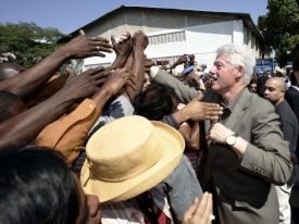 Mezi domorodci. Clinton se angažuje pro Haiti.