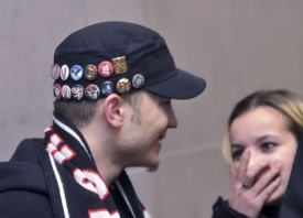 Příznivec Dělnické strany na zasedání.