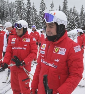 Piloti Ferrari Fernando Alonso (vpravo) a Felipe Massa.