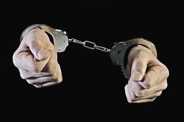 Policistu zatkli přímo u soudu. Ilustrační foto. 