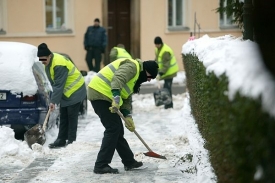 Dvacítka vězňů dnes odklízela nadílku v centru a na Žižkově.