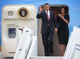 Obama s manželkou po příletu do Prahy.