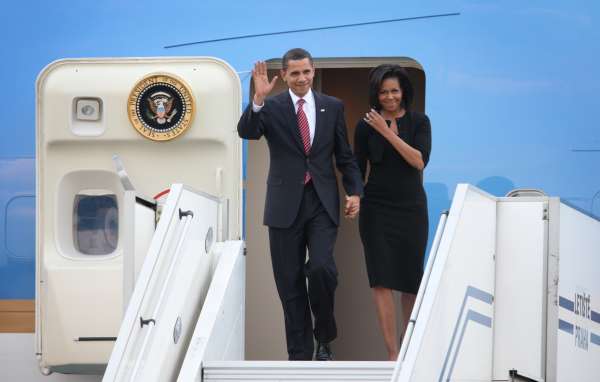Obama s manželkou po příletu do Prahy.