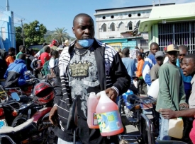 Hlavní, co lidé na Haiti potřebují, jsou lékaři a pitná voda.