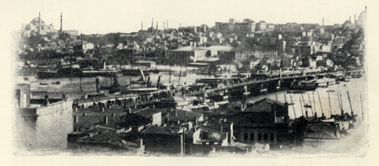 Istanbul: pontonový most přes Zlatý roh do Galaty.
