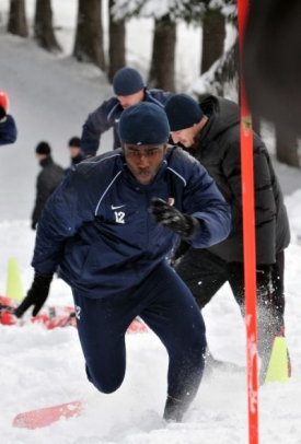 Bony Wilfried si na sněhové výběhy stále zvyká.