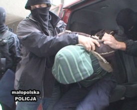Zatýkání podezřelých z krádeže nápisu v Osvětimi.