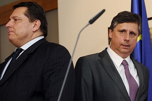 Šetřit se nebude, premiér Fischer šéfa socialistů Paroubka nezlomil.