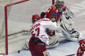 Třinecký Květoň překonává Slipčenka.