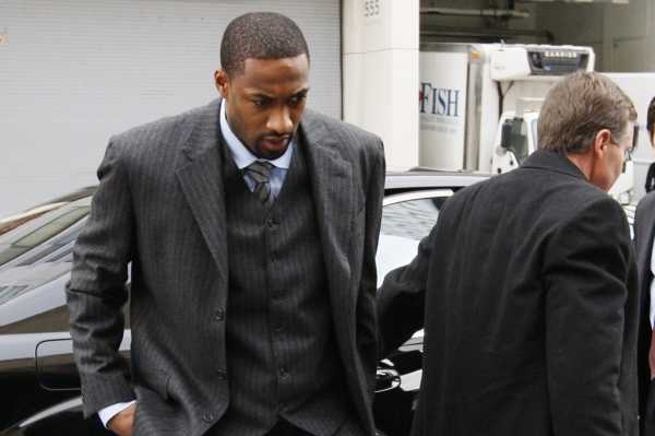 Basketbalista Gilbert Arenas před budouvou soudu ve Washingtonu.