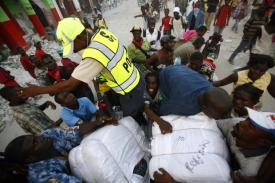 Haiti se ze zemětřesení stále nemůže vzpamatovat.