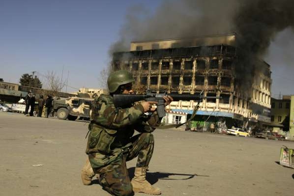 Afghánský voják v boji s taliby v Kábulu.