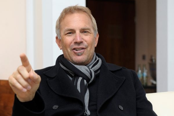 Kevin Costner slaví.  