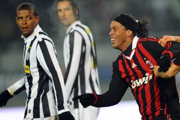 Ronaldinho (vpravo) je znovu hvězdou.