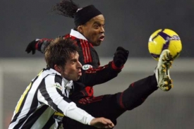 Zdeněk Grygera (vlevo) v duelu s AC Milán. Proti Chievu nedohrál.