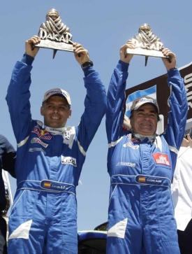 Carlos Sainz a navigátor Lucas Cruz oslavují svůj triumf.