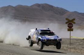 Carlos Sainz si letí pro první triumf na Dakaru.