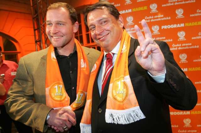 Říjen 2008. Šlégr se šéfem ČSSD Paroubkem slaví úspěch ve volbách.