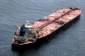 Řecký supertanker Maran Centaurus, který piráti propustili v neděli.