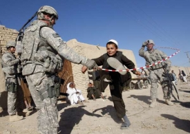 Afghánská idylka. Vojáci USA si hrají s chlapci v Kandaháru.