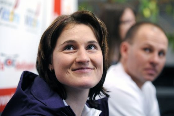 Nikola Sudová na tiskové konferenci. V pozadí její trenér Radek Herot.