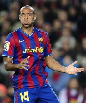 Francouz Thierry Henry v dresu španělské Barcelony.