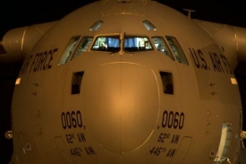 Letoun C-17 shazoval potraviny potřebn&yacute;m na Haiti ze vzduchu.