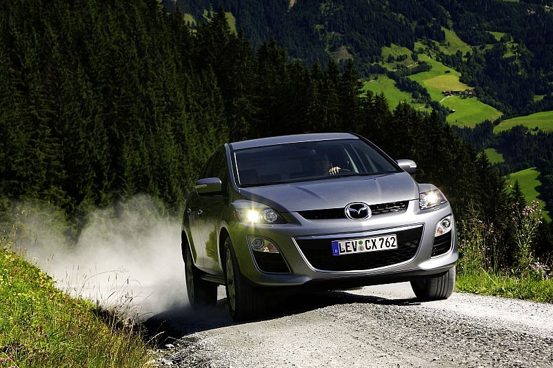 Mazda CX-7 si na polní cestě ostudu neutrhne.