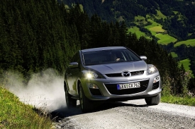 Mazda CX-7 si na polní cestě ostudu neutrhne.