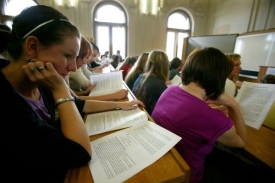 Studenti soukromých vysokých škol nemohou čerpat ubytovací stipendium.