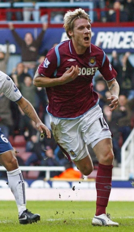 Radoslav Kováč slaví gól v anglické Premier League.